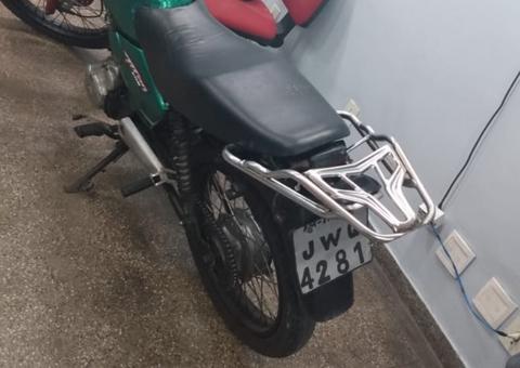 Placa feita com tinta guache, 'entrega' motocicleta roubada em Manaus