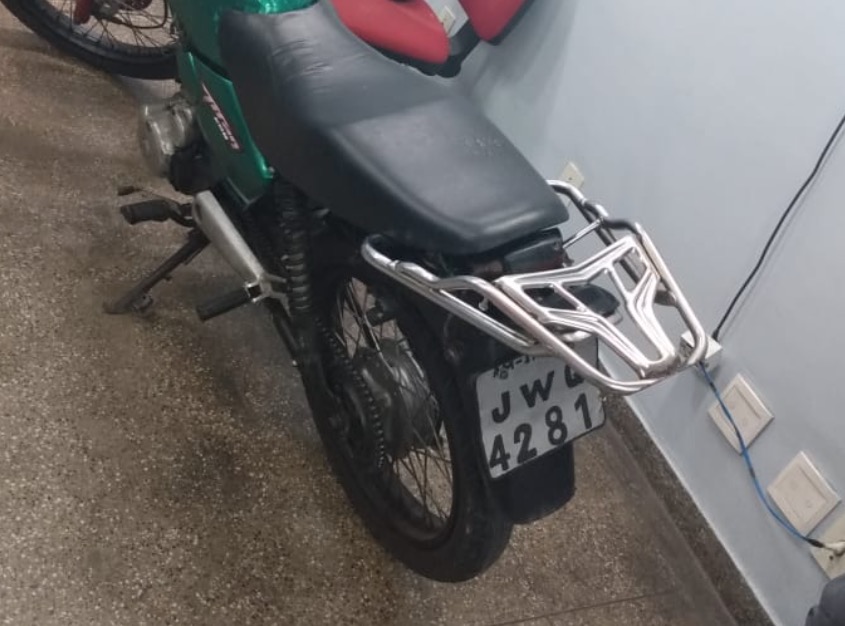 Placa feita com tinta guache, 'entrega' motocicleta roubada em Manaus