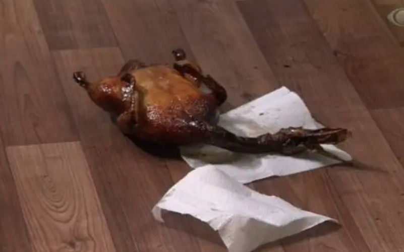 Candidato do ‘MasterChef’ deixa prato cair em momentos finais da prova e cena viraliza