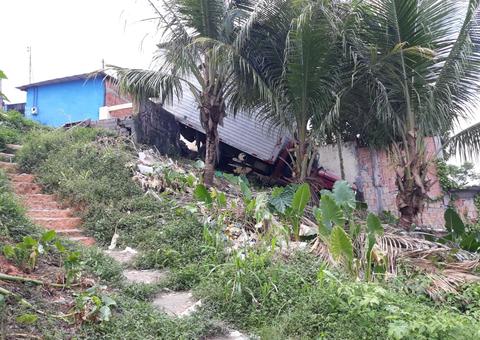 Caminhão perde controle em barranco e ameaça invadir casas em Manaus