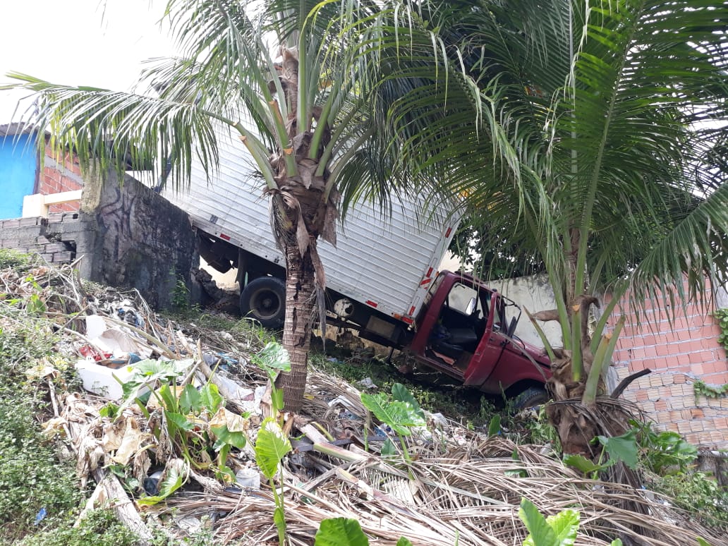 Caminhão perde controle em barranco e ameaça invadir casas em Manaus