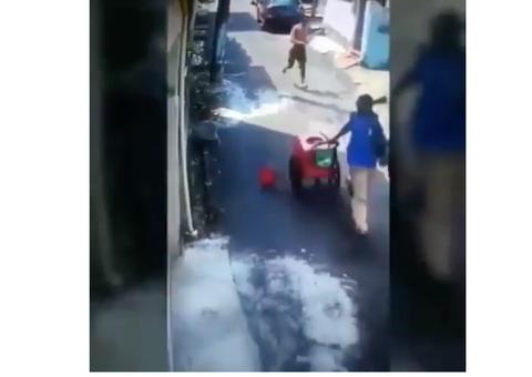 Vídeo: Homem agride haitiano com pernamanca ao se irritar com buzina do carro de picolé em Manaus 