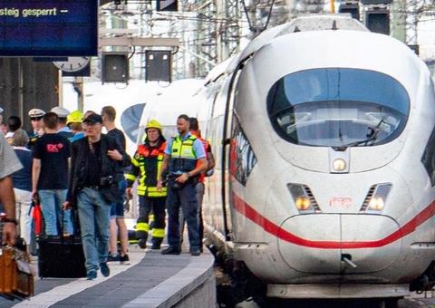 Criança de 8 anos morre após ser empurrada na frente de um trem na Alemanha