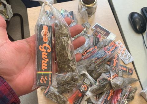 Jovem é preso com kits de maconha
