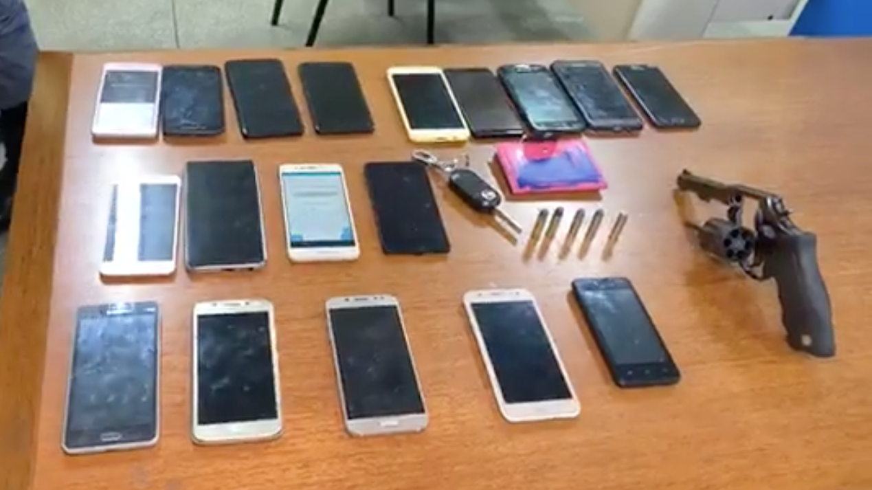 Em Manaus, dupla suspeita de cometer assaltos é presa com mais de 15 celulares