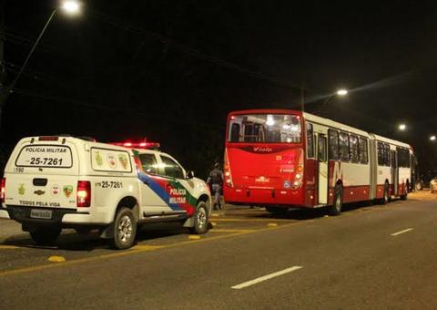 Com faca e revólveres, grupo assalta ônibus e foge sem deixar rastro em Manaus