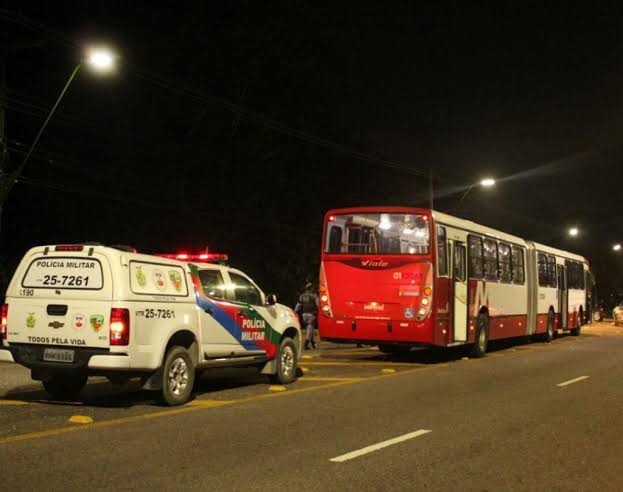 Com faca e revólveres, grupo assalta ônibus e foge sem deixar rastro em Manaus