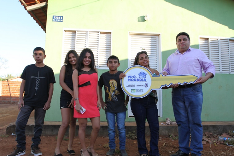 Casa popular alugada é retomada pelo Governo e doada para mãe de quatro filhos