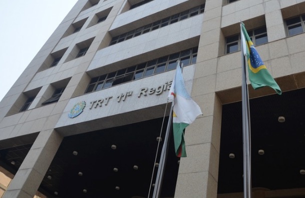 Justiça anula justa causa de motorista que denunciou situação precária de ônibus em Manaus 