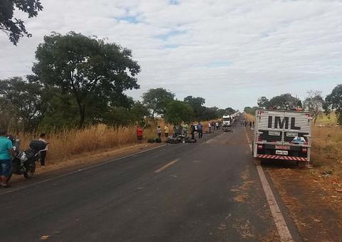Casal morre após carro bater de frente com grupo de motociclistas na estrada 