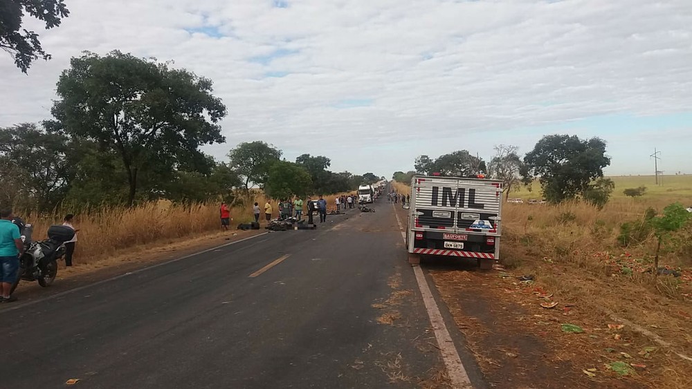 Casal morre após carro bater de frente com grupo de motociclistas na estrada 