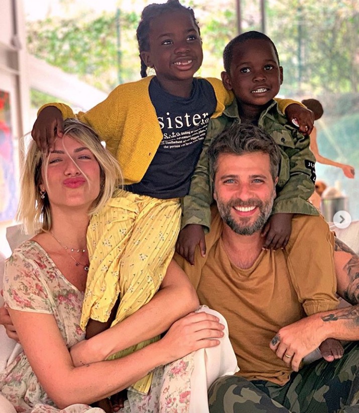 Giovanna Ewbank posta foto da família completa após chegada do filho
