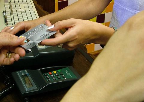 Projeto prevê cobrar tarifa fixa para comércio operar cartão de débito