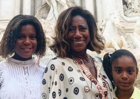 Gloria Maria publica desabafo sobre maternidade: 'Não é fácil'