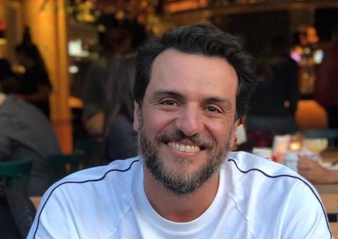 Rodrigo Lombardi se decepciona com vista da Torre Eiffel em Paris