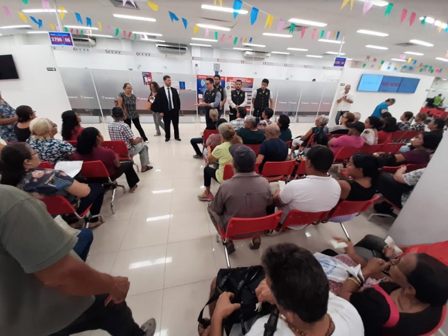Agência bancária é multada após descumprir lei das filas e do autismo em Manaus