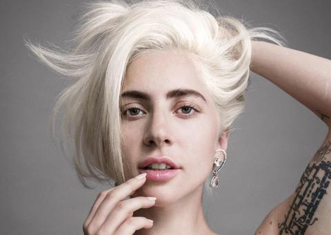 Após rumores com Bradley Cooper, Lady Gaga é vista aos beijos  com novo affair