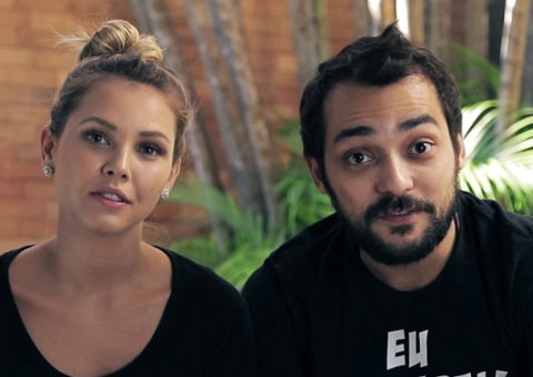 Eduardo Sterblitch protagoniza cenas picantes com esposa em ensaio