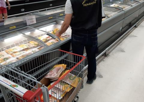 Em Manaus, 30 quilos de alimentos vencidos são apreendidos no DB 