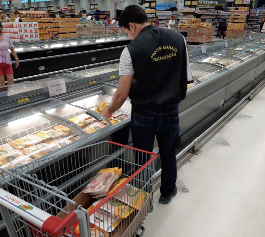 Em Manaus, 30 quilos de alimentos vencidos são apreendidos no DB 