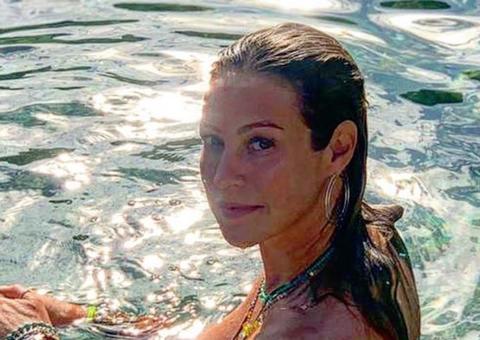 Luana Piovani posa com seios de fora em Ibiza