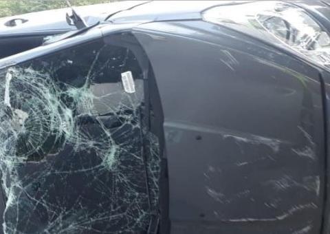 Carro fica destruído após capotar em avenida de Manaus