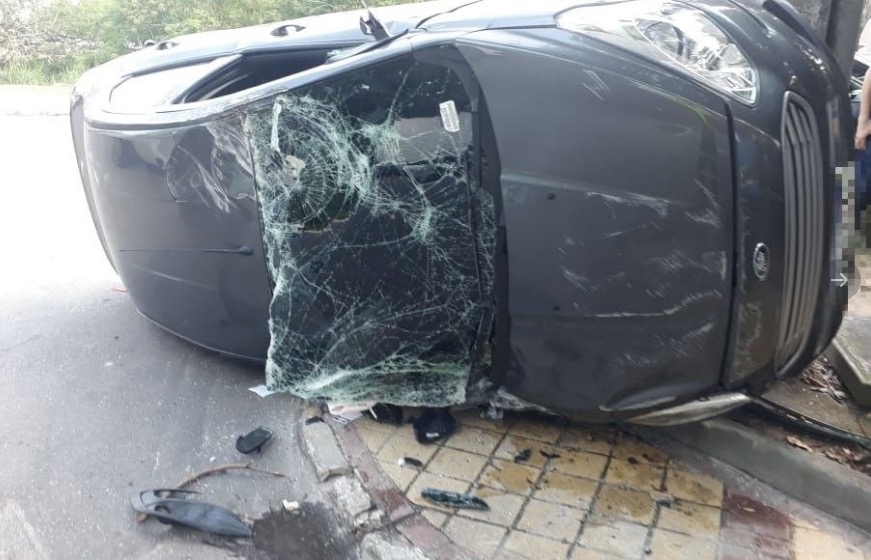 Carro fica destruído após capotar em avenida de Manaus
