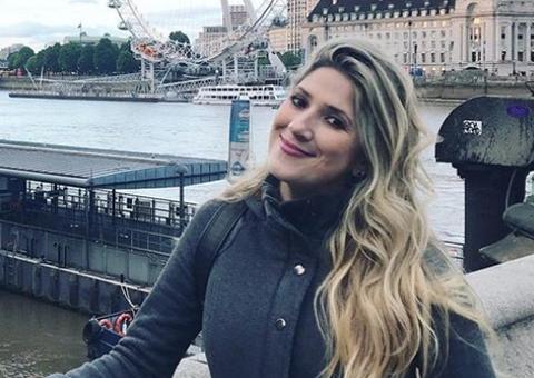 Dani Calabresa posa de fio-dental e fala sobre corpo: 'preciso me amar'  