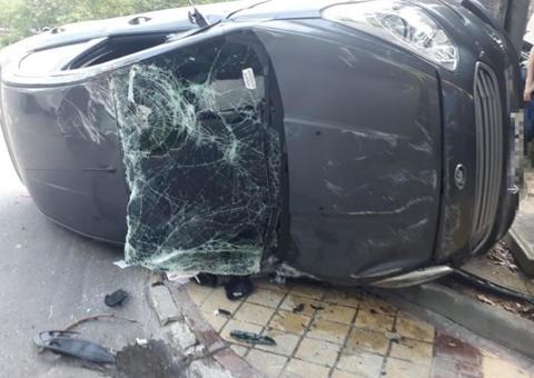 Vídeo mostra acidente com capotamento de carro em avenida de Manaus 