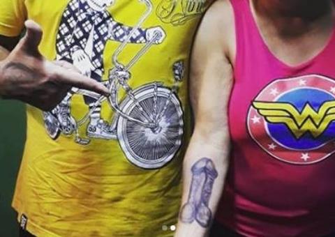 Mulher com pênis tatuado no braço decide cobrir desenho após não conseguir emprego 