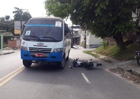Acidente entre micro-ônibus e motocicleta deixa homem ferido em Manaus