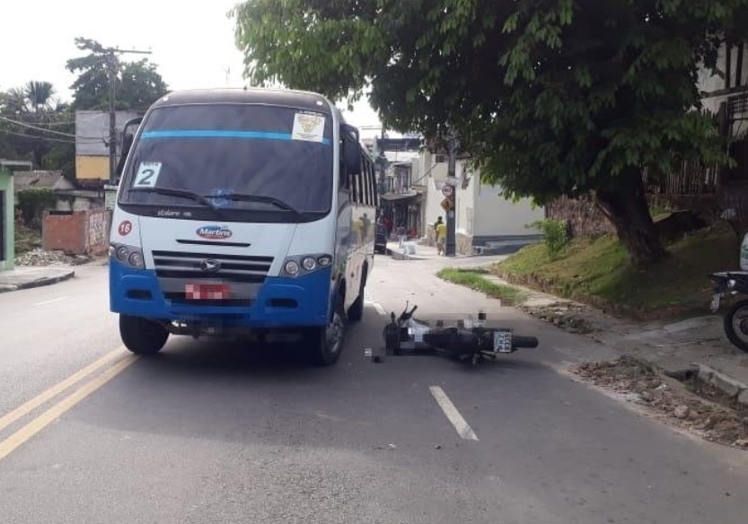 Acidente entre micro-ônibus e motocicleta deixa homem ferido em Manaus