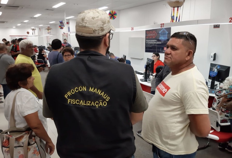 Após nova fiscalização, Bradesco dá lanches e aumenta número de atendentes em Manaus