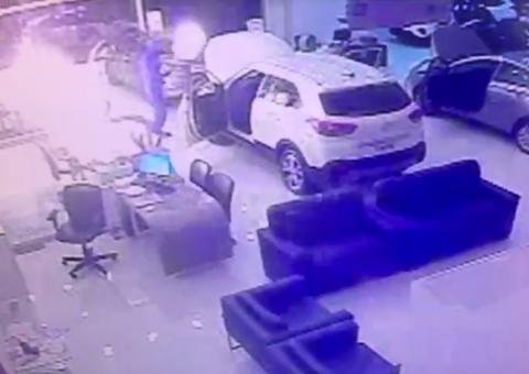 Funcionário é preso por colocar fogo em carros de concessionária; veja vídeo