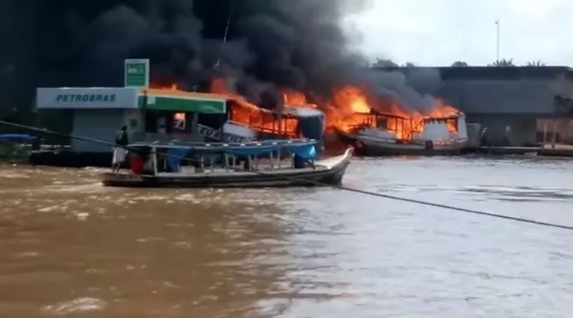Explosão no Rio Amazonas destrói embarcações