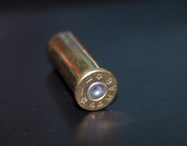 Mulher é atingida na cabeça por bala perdida em Manaus