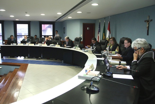 TCE manda afastar servidora por suspeita de nepotismo em Câmara Municipal do Amazonas