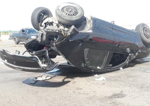 A caminho do trabalho, médico fica ferido após carro colidir com caminhão na Ponte Rio Negro