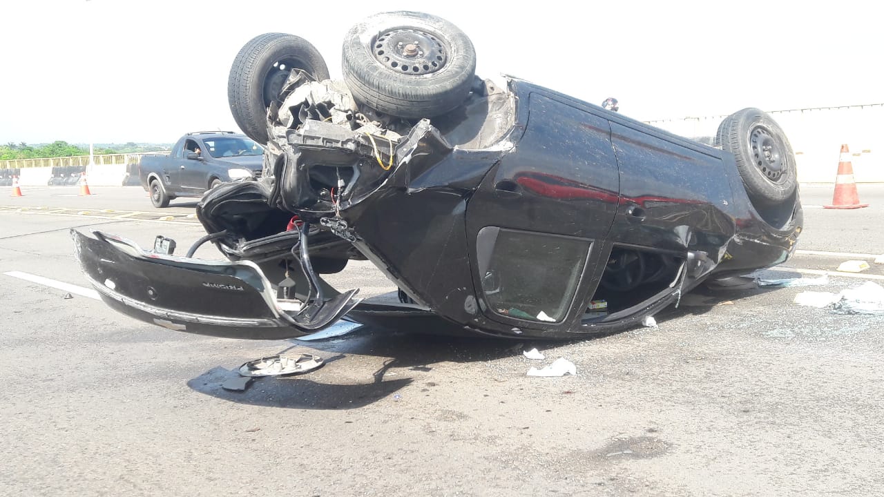 A caminho do trabalho, médico fica ferido após carro colidir com caminhão na Ponte Rio Negro