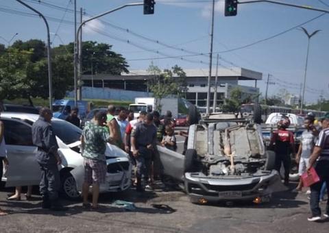 Em Manaus, carro capota e deixa trânsito complicado na avenida Constantino Nery