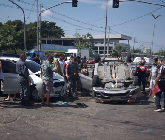 Em Manaus, carro capota e deixa trânsito complicado na avenida Constantino Nery