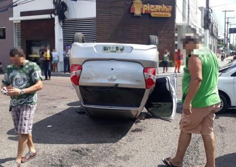 Duas pessoas ficam feridas, após motorista avançar sinal e atingir carro na av. Constantino Nery
