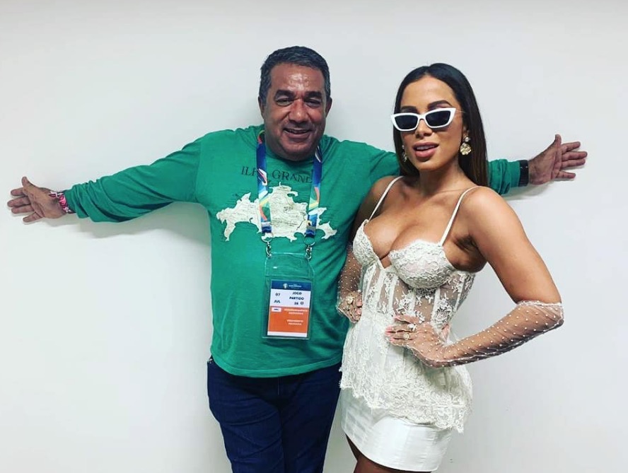 Pai de Anitta revela porque cantora deixou de comandar carreira: ‘Scooby é bom de cama’   