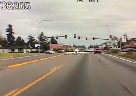 Avião faz pouso de emergência em pista movimentada; veja vídeo