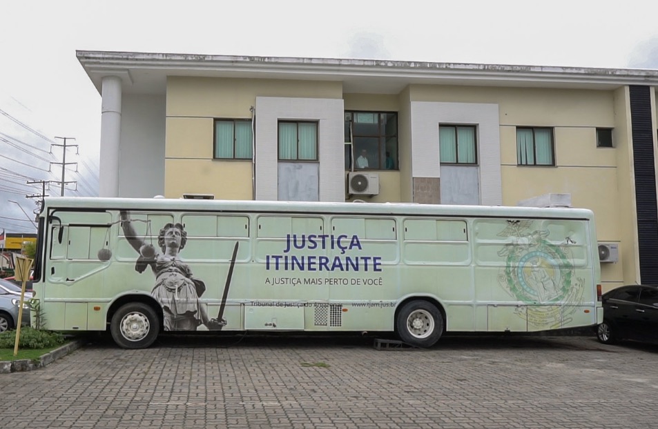 Justiça Itinerante estará em estacionamento de universidade neste mês em Manaus 