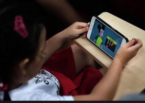 Crianças passam 25 horas por mês no Youtube, de acordo com levantamento