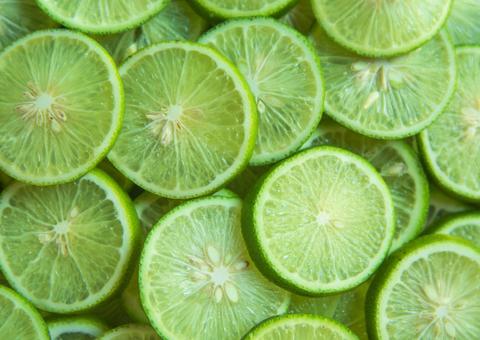 Casca do limão reduz gordura no fígado e alivia refluxo. Veja como usar