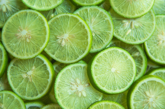 Casca do limão reduz gordura no fígado e alivia refluxo. Veja como usar