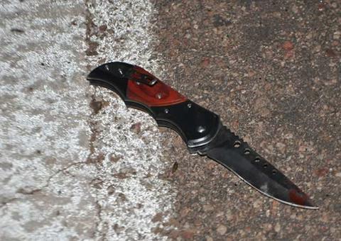 Adolescente é atacada a golpes de canivete na frente de casa em Manaus