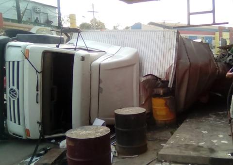 Carreta tomba e assusta comerciantes em rua de Manaus